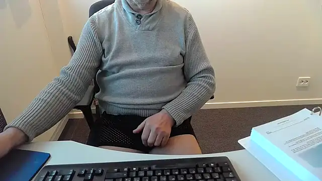 Snapshot of Buggemann chatting on 05/06/26, 04:08 Buggemann online show from 05/06/26, 04:08