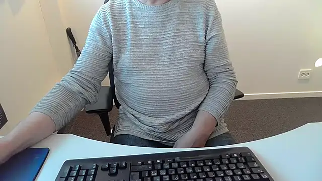 Snapshot of Buggemann chatting on 05/12/26, 03:58 Buggemann online show from 05/12/26, 03:58