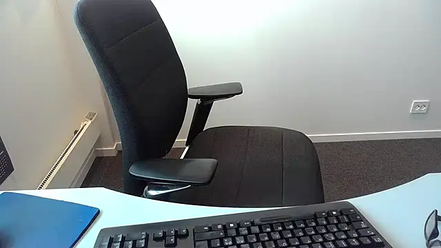 Snapshot of Buggemann chatting on 05/28/26, 04:54 Buggemann online show from 05/28/26, 04:54