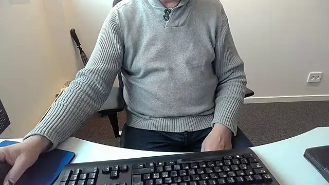 Snapshot of Buggemann chatting on 06/10/26, 04:12 Buggemann online show from 06/10/26, 04:12