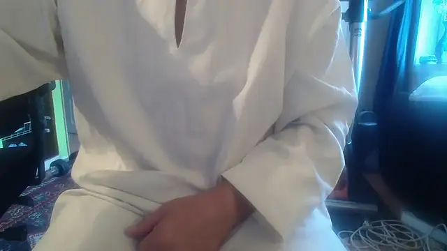 Snapshot of Buggemann chatting on 07/05/26, 04:19 Buggemann online show from 07/05/26, 04:19
