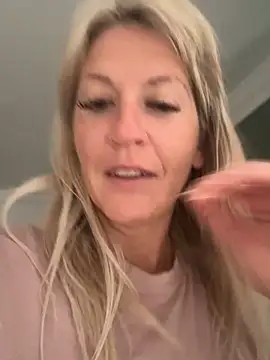 Snapshot of AtomBlondy chatting on 06/10/26, 05:18 AtomBlondy online show from 06/10/26, 05:18