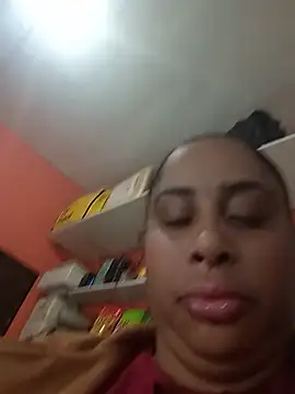 gatinha20257 online show from 07/05/26, 04:19