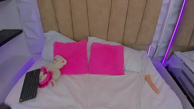 Amelie Fabulous  online show from 04/15/26, 07:58