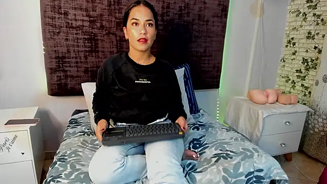 Snapshot of thyra-corall chatting on 04/07/26, 03:29 thyra-corall online show from 04/07/26, 03:29