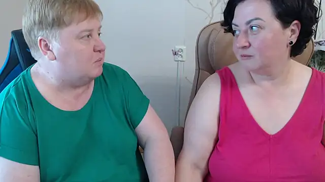 Snapshot of Lindy-Jeanie chatting on 06/16/26, 04:42 Lindy-Jeanie online show from 06/16/26, 04:42