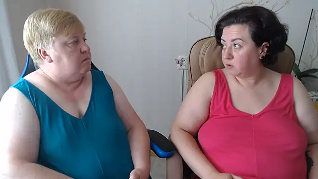 Snapshot of Lindy-Jeanie chatting on 07/19/26, 11:25 Lindy-Jeanie online show from 07/19/26, 11:25