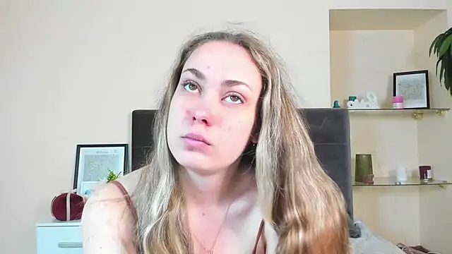 Snapshot of MelanieCuty chatting on 04/07/26, 05:30 MelanieCuty online show from 04/07/26, 05:30