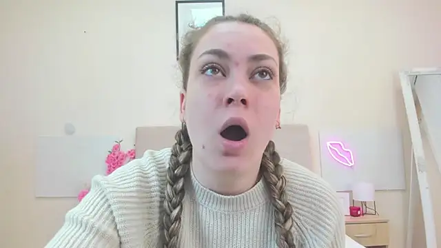 Snapshot of MelanieCuty chatting on 04/11/26, 05:23 MelanieCuty online show from 04/11/26, 05:23