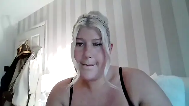 Snapshot of Lexi_Laura chatting on 05/12/26, 07:44 Lexi Laura online show from 05/12/26, 07:44