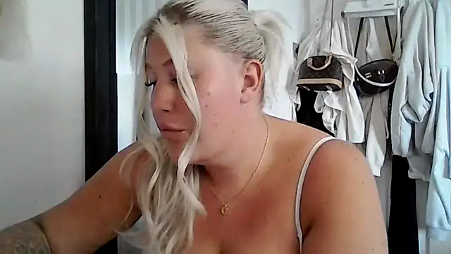 Snapshot of Lexi_Laura chatting on 05/31/26, 01:40 Lexi Laura online show from 05/31/26, 01:40