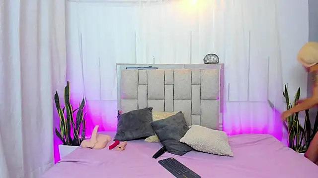 Snapshot of Cherry_Scarlet_ chatting on 05/22/26, 11:32 Cherry Scarlet online show from 05/22/26, 11:32