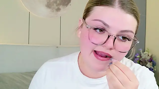 Snapshot of WendyPage chatting on 07/27/26, 03:52 WendyPage online show from 07/27/26, 03:52