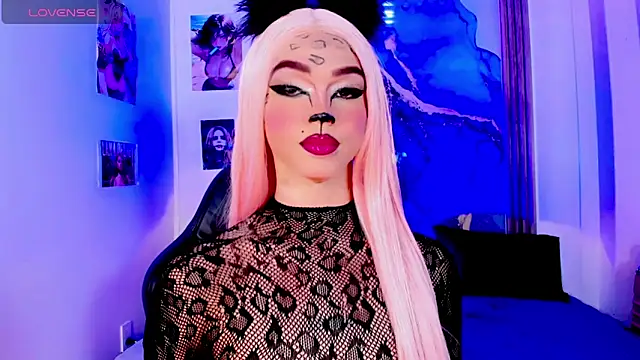 Snapshot of blonde_queen- chatting on 06/19/26, 03:33 blonde queen- online show from 06/19/26, 03:33