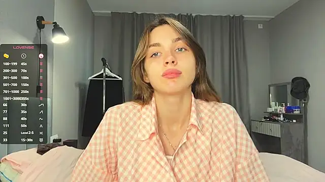 Snapshot of Veluxe chatting on 07/18/26, 04:00 Veluxe online show from 07/18/26, 04:00