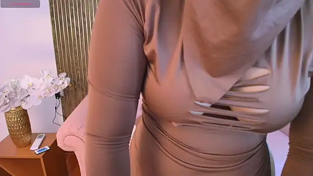 Aminaa Kaarim online show from 04/12/26, 07:08