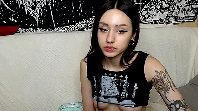 Snapshot of Finelia chatting on 06/13/26, 10:46 Finelia online show from 06/13/26, 10:46