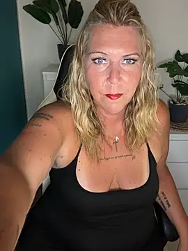 SuesseAurelie1 online show from 05/30/26, 04:15