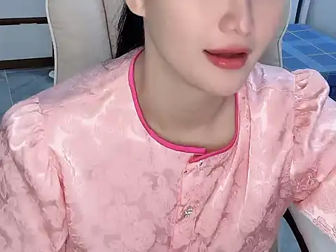 Snapshot of AmyLinee_1 chatting on 06/19/26, 04:17 AmyLinee 1 online show from 06/19/26, 04:17