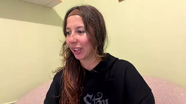 Snapshot of Julieta_Jol chatting on 05/05/26, 01:30 Julieta Jol online show from 05/05/26, 01:30