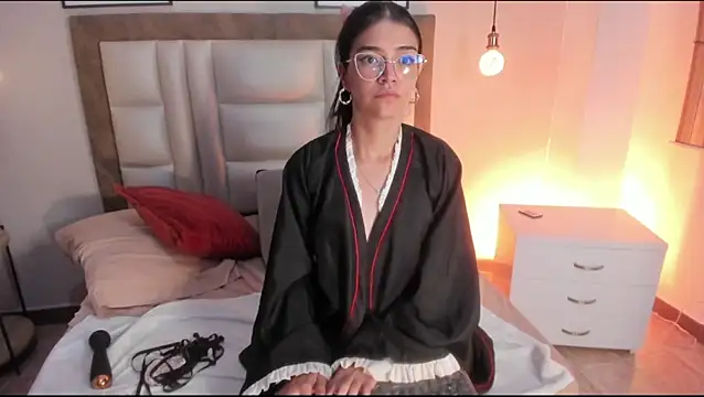 AnnieBlluee online show from 04/18/26, 07:58