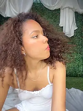 Snapshot of CurlyOopsieXXX chatting on 06/19/26, 09:40 CurlyOopsieXXX online show from 06/19/26, 09:40