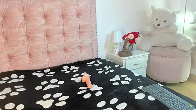 Snapshot of AilinRose chatting on 04/17/26, 12:30 AilinRose online show from 04/17/26, 12:30