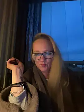 Snapshot of LizzieZ1975 chatting on 07/01/26, 12:34 LizzieZ1975 online show from 07/01/26, 12:34