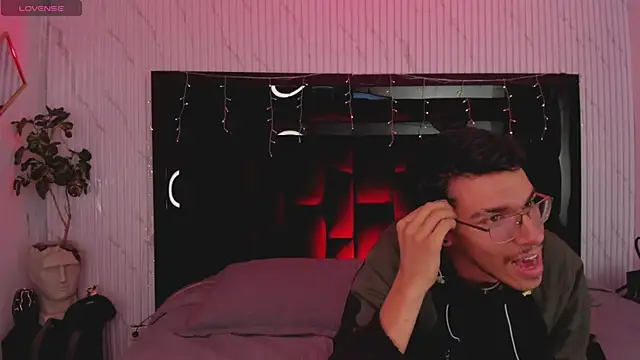 Snapshot of ArthurAndAllice chatting on 03/19/26, 11:42 ArthurAndAllice online show from 03/19/26, 11:42