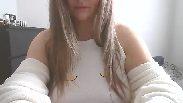 Snapshot of Goddess-GraceX chatting on 04/17/26, 02:09 Goddess-GraceX online show from 04/17/26, 02:09