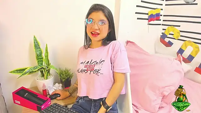 Snapshot of LindaCatalina_ chatting on 06/28/26, 01:17 LindaCatalina online show from 06/28/26, 01:17