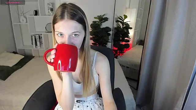 Snapshot of LauraPurr chatting on 05/25/26, 06:08 LauraPurr online show from 05/25/26, 06:08