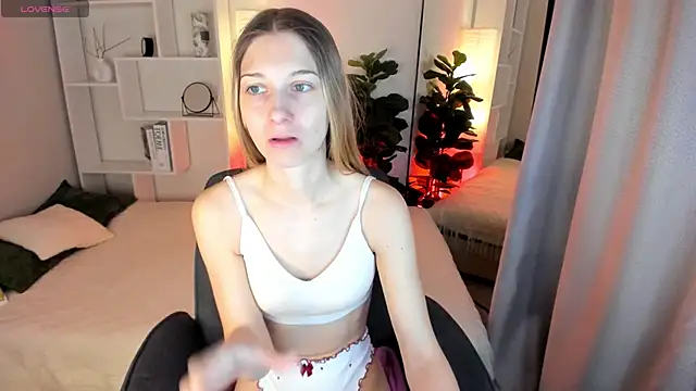 Snapshot of LauraPurr chatting on 05/26/26, 06:09 LauraPurr online show from 05/26/26, 06:09