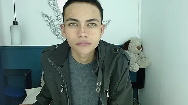 Snapshot of romeo_laurient chatting on 06/18/26, 11:47 romeo laurient online show from 06/18/26, 11:47