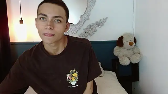 Snapshot of romeo_laurient chatting on 06/19/26, 05:39 romeo laurient online show from 06/19/26, 05:39