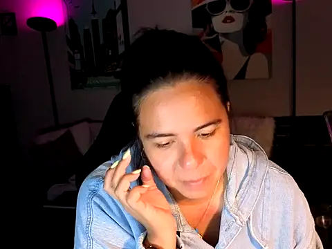 Snapshot of HannaJonns chatting on 04/19/26, 04:01 HannaJonns online show from 04/19/26, 04:01