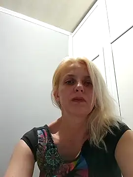 Snapshot of MiaLove183 chatting on 07/15/26, 02:44 MiaLove183 online show from 07/15/26, 02:44