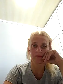Snapshot of MiaLove183 chatting on 07/20/26, 01:35 MiaLove183 online show from 07/20/26, 01:35