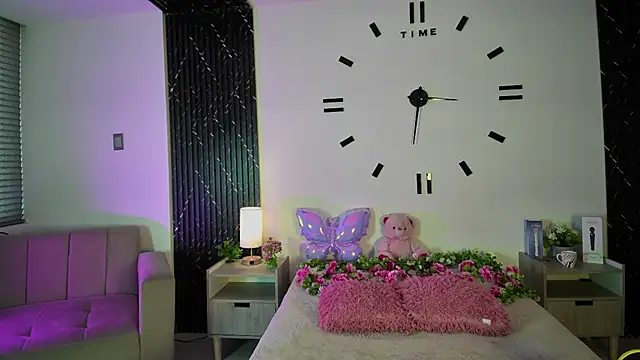aurora petitee online show from 06/11/26, 01:20