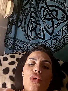 Snapshot of chiquitilla41 chatting on 05/22/26, 12:44 chiquitilla41 online show from 05/22/26, 12:44