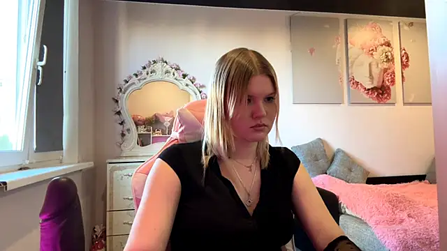 Snapshot of SweettAnny chatting on 06/16/26, 04:31 SweettAnny online show from 06/16/26, 04:31