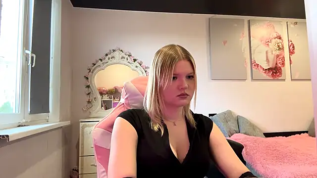 Snapshot of SweettAnny chatting on 06/19/26, 02:21 SweettAnny online show from 06/19/26, 02:21