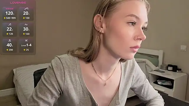 Snapshot of Sellina_moon chatting on 04/22/26, 02:14 Sellina moon online show from 04/22/26, 02:14