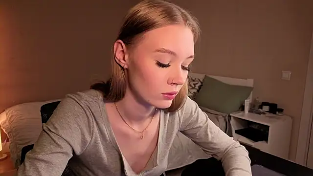 Snapshot of Sellina_moon chatting on 04/30/26, 01:12 Sellina moon online show from 04/30/26, 01:12