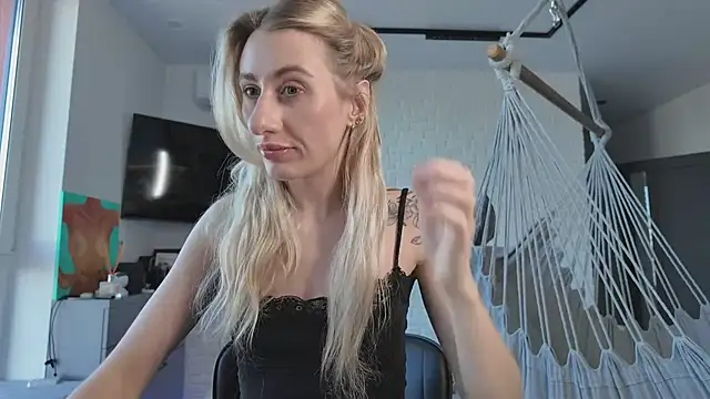 Snapshot of HEY_KITSUNKA chatting on 04/04/26, 01:30 HEY KITSUNKA online show from 04/04/26, 01:30