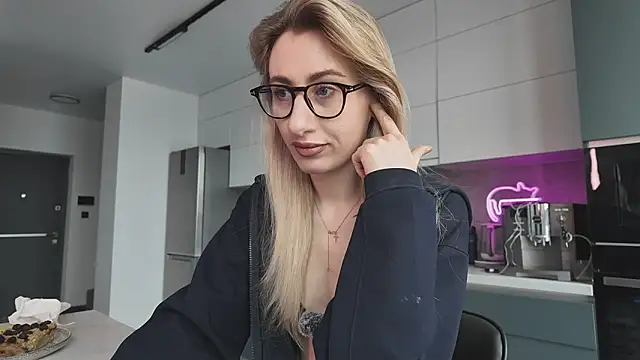 Snapshot of HEY_KITSUNKA chatting on 04/12/26, 07:46 HEY KITSUNKA online show from 04/12/26, 07:46