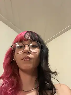 Snapshot of Moon_ chatting on 04/15/26, 09:26 Moon online show from 04/15/26, 09:26