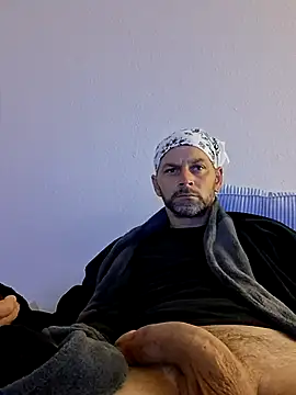 Snapshot of middickstroking chatting on 05/27/26, 07:27 middickstroking online show from 05/27/26, 07:27