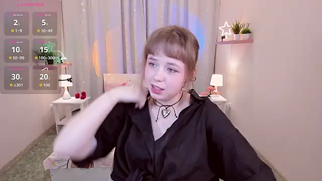 Snapshot of LeonaHicks chatting on 03/28/26, 06:02 LeonaHicks online show from 03/28/26, 06:02
