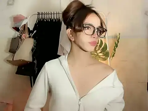 Snapshot of Leijona_Milker chatting on 06/19/26, 02:10 Leijona Milker online show from 06/19/26, 02:10